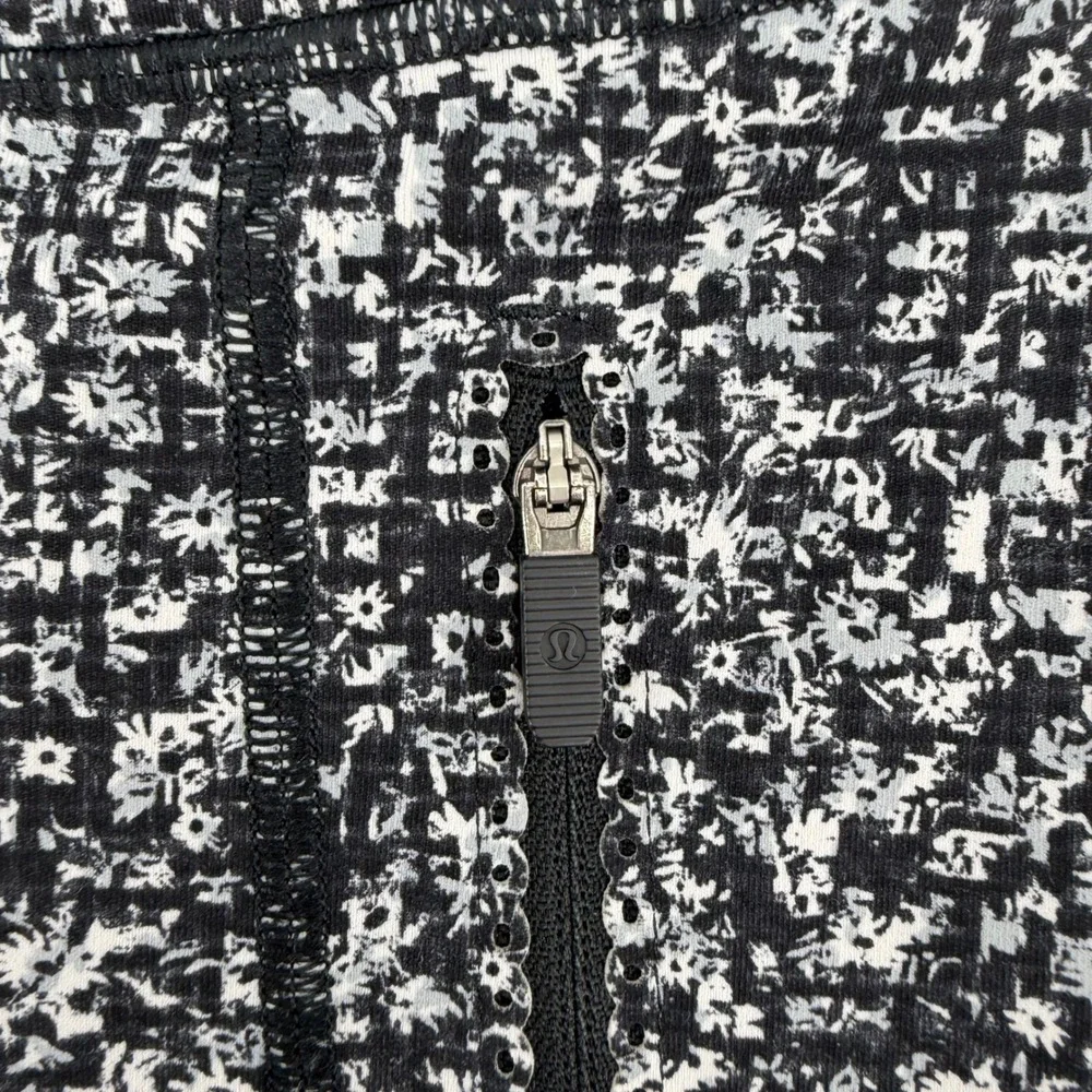 Lululemon Athletic Leggings Women 6 Black White Pixel Floral‎ Mesh Zip Pockets